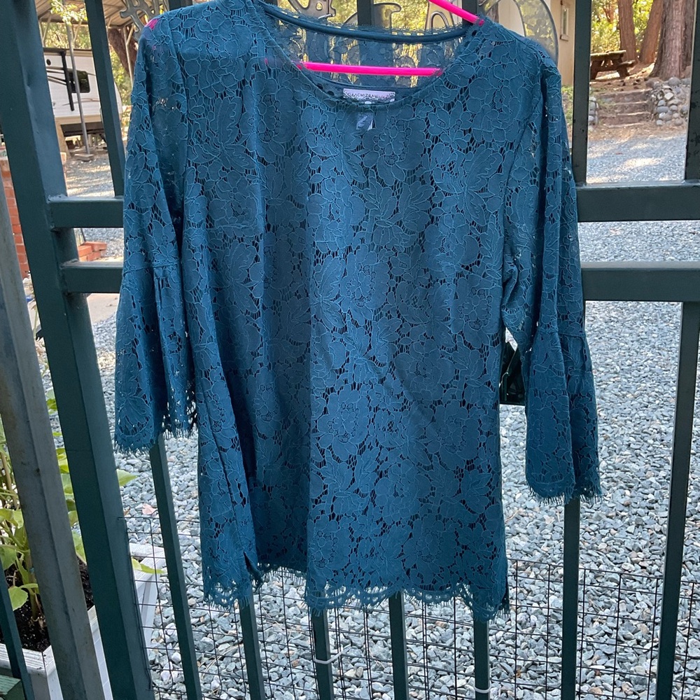 8-2026-- Isaac Mizrahi Teal Lace Blouse MEDIUM PULLOVER BLOUSE
